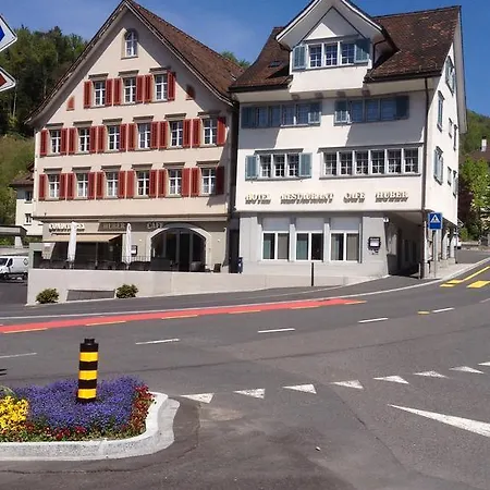 Cafe-conditorei Huber מלון *